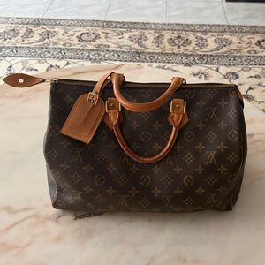 Louis Vuitton Speedy 35 Monogram Ill include a LV  luggage tag, and an LV lock